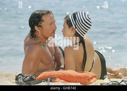 SAHARA USA/Spanien 2005 Breck Eisner Ärztin Dott.ssa Eva Rojas (Penelope Cruz) und Schatzsucher Dirk Pitt (MATTHEW MCCONAUGHEY) kommen sich näher. Regie: Breck Eisner Foto Stock