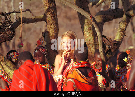 DIE WEISSE MASSAI Deutschland 2005 Hermine Huntgeburth Carola (NINA HOSS) mit Massai-Kindern. Regie: Hermine Huntgeburth Foto Stock