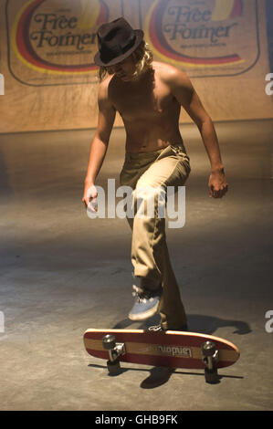 DOGTOWN BOYS Lords of Dogtown USA 2005 Catherine Hardwicke Skater Jay Adams (Emile Hirsch) Regie: Catherine Hardwicke aka. Lords of Dogtown Foto Stock