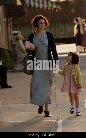 DAS rimonta Cinderella Man USA 2005 Ron Howard Mae (Renee Zellweger) e la figlia Rosemarie (ARIEL WALLER) Regie: Ron Howard aka. Cinderella Man Foto Stock