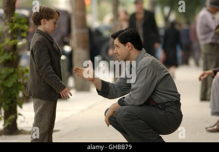 DAS rimonta Cinderella Man USA 2005 Ron Howard Jim Braddock (Russell Crowe) e suo figlio Jay (CONNOR PREZZO) Regie: Ron Howard aka. Cinderella Man Foto Stock