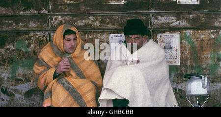 DIE GROSSE REISE Le Grand Voyage Francia/Marocco 2004 Ismael Ferroukhi Reda (NICOLAS CAZALE), un giovane francese-ragazzo marocchino e il suo vecchio padre (MOHAMED MAJD) in auto dal sud della Francia alla Mecca. Regie: Ismael Ferroukhi aka. Le Grand Voyage Foto Stock