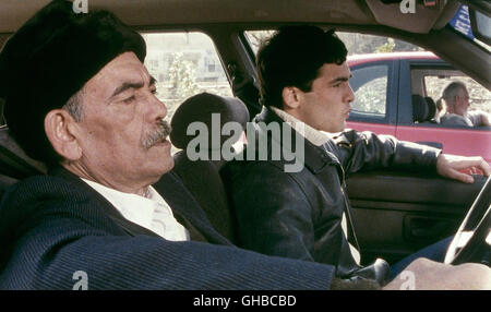 DIE GROSSE REISE Le Grand Voyage Francia/Marocco 2004 Ismael Ferroukhi Reda (NICOLAS CAZALE), un giovane francese-ragazzo marocchino e il suo vecchio padre (MOHAMED MAJD) in auto dal sud della Francia alla Mecca in ordine per il padre di fare il suo pellegrinaggio. Regie: Ismael Ferroukhi aka. Le Grand Voyage Foto Stock