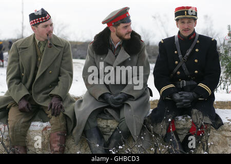 MERRY CHRISTMAS Joyeux Noel F/D/UK/Belgio 2005 Christian Carion il ufficiale scozzese Gordon (ALEX FELCI) con il tedesco tenente Horstmayer (Daniel Brühl) ed il francese tenente Audebert (GUILLAUME CANET). Regie: Christian Carion aka. Joyeux Noel Foto Stock