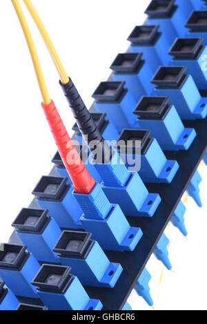 Fibra ottica cavo di rete con distribuzione ottica telaio isolato su sfondo bianco Foto Stock