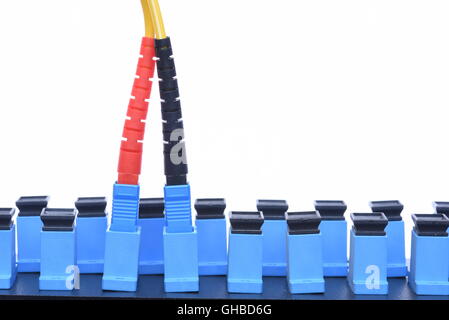 Fibra ottica cavo di rete con distribuzione ottica telaio isolato su sfondo bianco Foto Stock