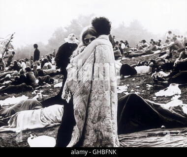 WOODSTOCK USA 1969 Michael Wadleigh Film cronaca della leggendaria Woodstock festival di musica. 1969 fand das legendäre open-air-Festival "Woodstock" in der kleinen Gemeinde Bethel westlich von New York statt. Fast eine halbe milioni junger Amerikaner strömte zum Festival spektakulärsten der Rockgeschichte, das vor dem Hintergrund von Vietnamkrieg und Rassismus zum musikgeschichtlichen Höhepunkt der Hippie-Bewegung wurde. Bild: Festivalbesucher Regie: Michael Wadleigh Foto Stock