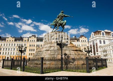 Monumento storico di famosi Hetman ucraino Bogdan Khmelnitsky sulla piazza di Sofia a Kiev, in Ucraina, in Europa Foto Stock