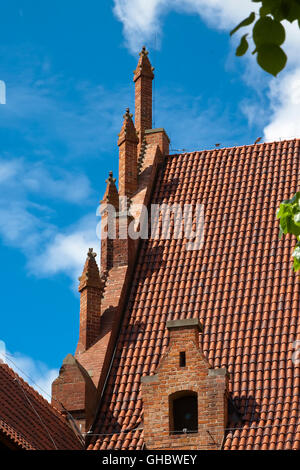 Tegole del tetto e le decorazioni di un edificio nel centro sostituito in Malbork. Polonia Foto Stock
