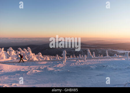 Geografia / viaggi, Germania, Sassonia-Anhalt, Parco Nazionale di Harz Harz, paesaggio e massi in inverno al tramonto, persona andando sulla via dell'Harz ferrovia a scartamento ridotto, Additional-Rights-Clearance-Info-Not-Available Foto Stock