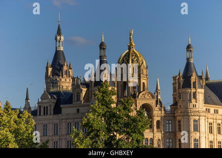 Geografia / viaggi, Germania, Meclemburgo-Pomerania occidentale, Schwerin, vista frontale castello Schwerin, Additional-Rights-Clearance-Info-Not-Available Foto Stock