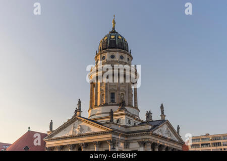 Geografia / viaggi, Germania, Berlino, cattedrale francese a Gendarmenmarkt nella luce del tramonto, Additional-Rights-Clearance-Info-Not-Available Foto Stock