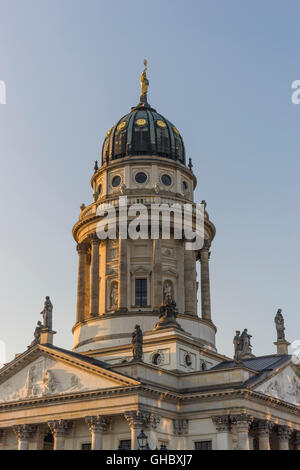 Geografia / viaggi, Germania, Berlino, cattedrale francese a Gendarmenmarkt nella luce del tramonto, Additional-Rights-Clearance-Info-Not-Available Foto Stock