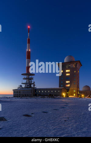 Geografia / viaggi, Germania, Sassonia-Anhalt, Parco Nazionale di Harz e Brocken edificio e Brocken altopiano al crepuscolo in inverno, Additional-Rights-Clearance-Info-Not-Available Foto Stock