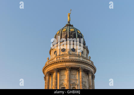 Geografia / viaggi, Germania, Berlino, cattedrale francese a Gendarmenmarkt nella luce del tramonto, Additional-Rights-Clearance-Info-Not-Available Foto Stock