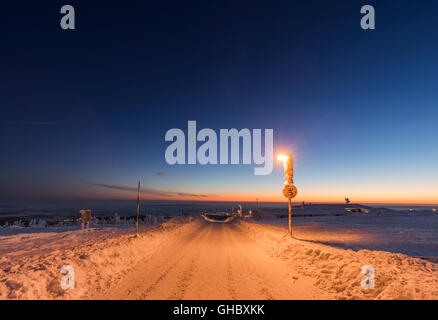 Geografia / viaggi, Germania, Sassonia-Anhalt, Parco Nazionale di Harz, Brockenstrasse (Brocken strada) sulla strappare in inverno davanti al sunrise, Wernigerode, Additional-Rights-Clearance-Info-Not-Available Foto Stock