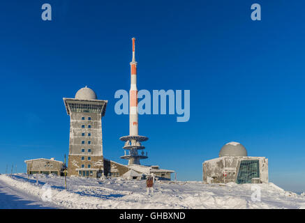 Geografia / viaggi, Germania, Sassonia-Anhalt, Parco Nazionale di Harz e Brocken edificio con torre della radio sul strappare in inverno, Additional-Rights-Clearance-Info-Not-Available Foto Stock