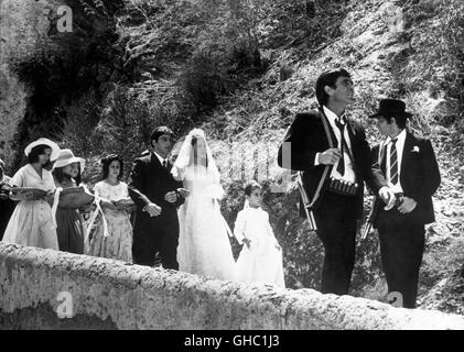 DER PATE Il Padrino USA 1972 Francis Ford Coppola Hochzeit von Michael Corleone (AL PACINO) und Apollonia Vitelli (SIMONETTA STEFANELLI) in Sizilien. Szene mit Michael's guardie del corpo: Franco Citti, ANGELO INFANTI Regie: Francis Ford Coppola aka. Il padrino Foto Stock