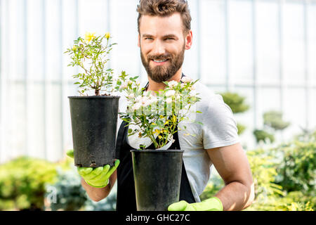 Giardiniere con un vaso di fiori Foto Stock