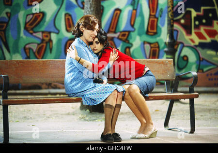 VOLVER Spanien 2006 Pedro Almodovar Abuela/nonna Irene (Carmen Maura), Raimunda (Penelope Cruz) Regie: Pedro Almodovar Foto Stock