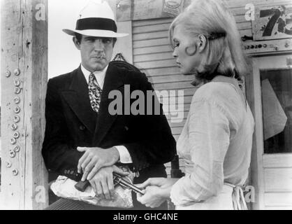 BONNIE E CLYDE USA 1967 Arthur Penn Clyde Barrow (Warren Beatty) e Bonnie Parker (Faye Dunaway) Regie: Arthur Penn Foto Stock