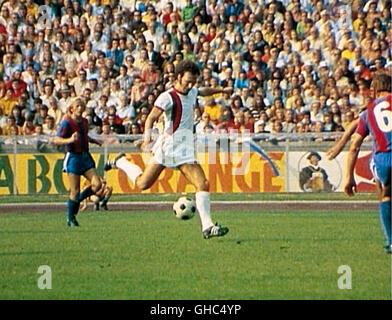 GIB MICH DIE DAVINA! - DIE 1. DEUTSCHE FUßBALLROLLE Gib mich die Davina! D 2006 Oliver Gieth, Peter Hüls Immagine: Franz Beckenbauer - Eleganz auf dem Spielfeld 'Gib mich die Kirsch!' - angeblich ein Ausspruch des legendären Borussen-Stürmers Lothar Emmerich - porträtiert den Wandel der Bundesliga vom kulturell verzweigten Sportereignis zum Event der Unterhaltungsindustrie. Es ist eine Dokumentation aus der Ersten Dekade des Fußballs bezahlten - von der Gründung der Bundesliga 1963 bis zum Gewinn der Fußballweltmeisterschaft 1974. Eine urkomische Zeitreise in die deutsche Kickergeschichte. Foto Stock