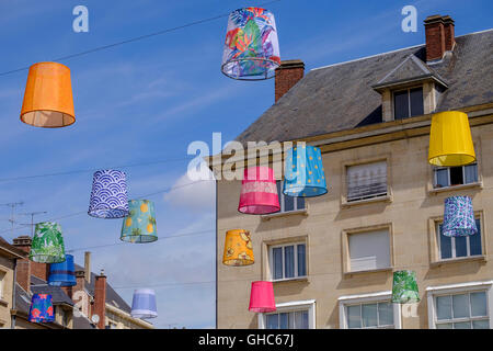 Colorate lanterne sospese al di sopra della piazza principale di Amiens, Francia. Foto Stock