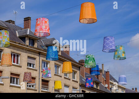 Colorate lanterne sospese al di sopra della piazza principale di Amiens, Francia. Foto Stock