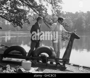 Che cosa un WHOPPER UK 1961 Gilbert Gunn Tony Blake (ADAM FEDE) e Vernon (TERENCE LONGDON) con il falso del mostro di Loch Ness. Regie: Gilbert Gunn Foto Stock