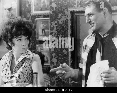 Ciò che un modo per andare! Ciò che un modo per andare negli USA 1964 J. Lee Thompson SHIRLEY MACLAINE CON IL DIRETTORE J. LEE THOMPSON sul set. Regie: J. Lee Thompson aka. Ciò che un modo per andare Foto Stock