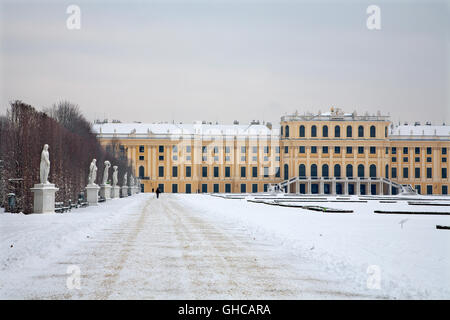 VIENNA, Austria - 15 gennaio 2013: Il Palazzo di Schonbrunn in inverno. Foto Stock