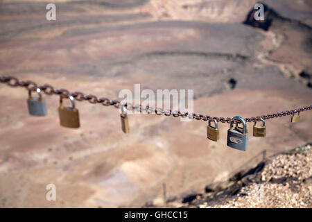 Il Fish River Canyon lucchetti lasciati dai visitatori lungo il sentiero escursionistico in Namibia Foto Stock