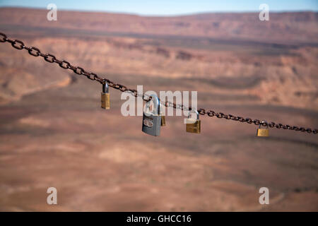 Il Fish River Canyon lucchetti lasciati dai visitatori lungo il sentiero escursionistico in Namibia Foto Stock