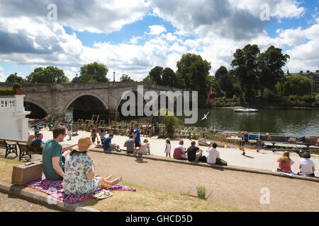 Richmond Upon Thames, fiume vita lungo il fiume Tamigi, percorso che si snoda nel cuore di Richmond, a sud-ovest di Londra, Regno Unito Foto Stock