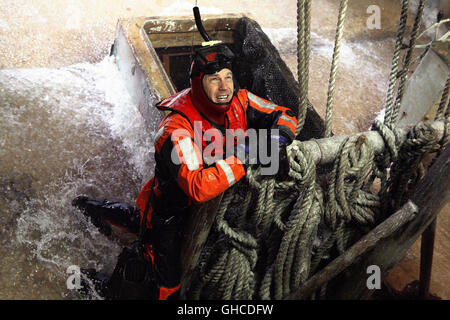 JEDE SEKUNDE ZÄHLT - The Guardian The Guardian USA 2006 Andrew Davis scene di azione: Coast Guard Rescue nuotatore Ben Randall (Kevin Costner) presso il mare di Bering l'operazione. Regie: Andrew Davis aka. Il Guardiano Foto Stock