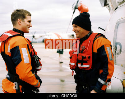 JEDE SEKUNDE ZÄHLT - The Guardian The Guardian USA 2006 Andrew Davis il Coast Guard Rescue nuotatore Jake Fisher (Ashton Kutcher) e Ben Randall (Kevin Costner) Regie: Andrew Davis aka. Il Guardiano Foto Stock