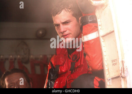 JEDE SEKUNDE ZÄHLT - The Guardian The Guardian USA 2006 Andrew Davis il Coast Guard Rescue nuotatore Jake Fisher (Ashton Kutcher) Regie: Andrew Davis aka. Il Guardiano Foto Stock