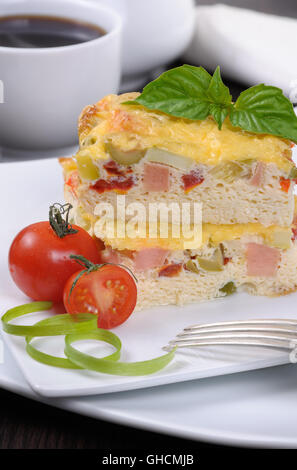 Frittata con verdure e prosciutto a colazione vicino fino Foto Stock