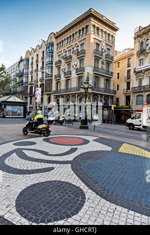 Joan Miro il Pla de l'os mosaico nella Rambla di Barcellona, Spagna Foto Stock
