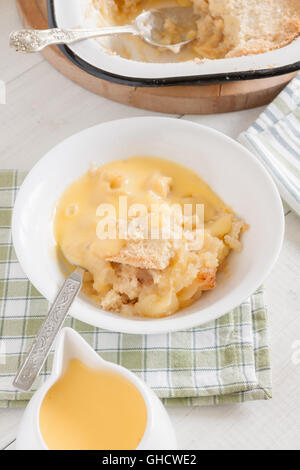 Home ha fatto apple crumble o apple cobbler con crema alla vaniglia Foto Stock