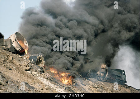 La Turchia Karabuk opere in acciaio con Hawthorn Leslie 0-6-0T n. 3302 il ribaltamento dei rifiuti di metallo fuso verso il basso la banca di scoria Foto Stock