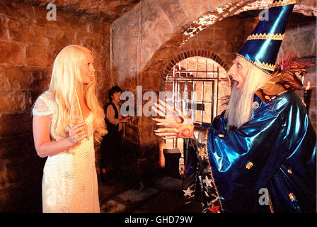 DER RÄUBER HOTZENPLOTZ D 2006 Gernot Roll Die tassa Amaryllis (BARBARA SCHÖNEBERGER) und der Kasperl (MARTIN STÜHRK) werden von Zauberer Petrosilius Zwackelmann (RUFUS BECK) in seinem Schloss festgehalten. Martin Stuehrk Regie: Gernot Roll Foto Stock