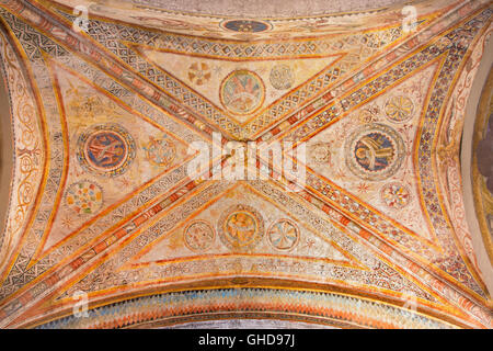 BRESCIA, Italia - 20 Maggio 2016: gotico affresco sul soffitto da 13. cento. con il simbolico delle quattro Evangeslists in Duomo Vecchio Foto Stock