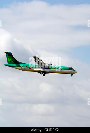 Aer Lingus ATR-72 l'atterraggio all'Aeroporto di Birmingham, UK (EI-FCY) Foto Stock