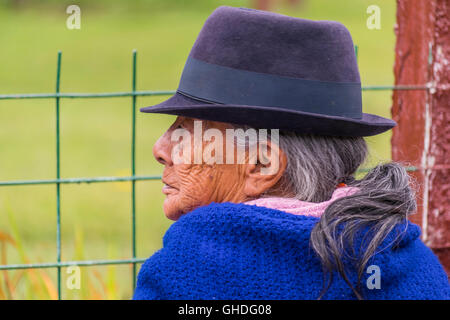 AZUAY, ECUADOR, ottobre - 2015 - vista laterale verticale degli indigeni vecchia donna con cappello contro lo sfondo sfocato. Foto Stock