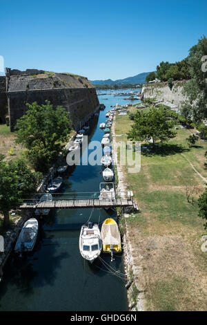 Il lato sud della Contrafossa (fossato) della vecchia fortezza di Corfu, Isole Ionie, Grecia, Europa Foto Stock