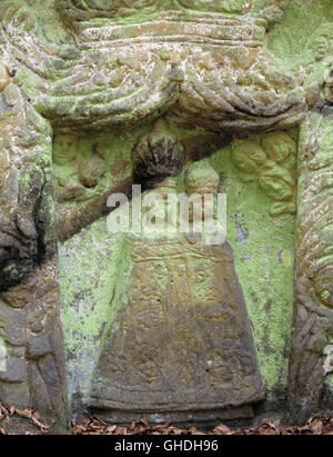 Altare di pietra scolpita nella roccia arenaria - dettaglio Foto Stock