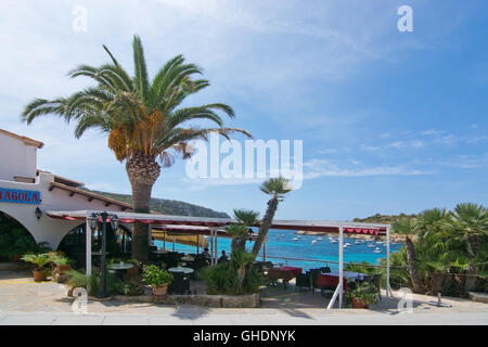 Ristorante Na Caragola dalla baia su una soleggiata giornata estiva in agosto 5 in Sant Elm, Mallorca, Spagna. Foto Stock