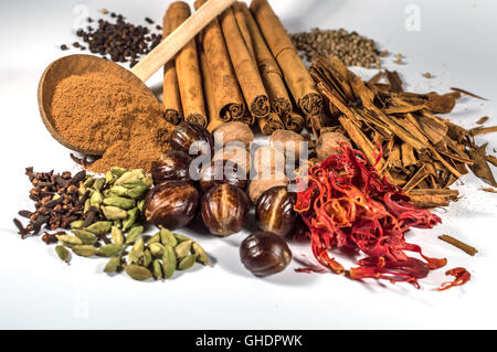 Cardamomo, chiodi di garofano e pepe nero, bianco pepe, cannella, potenza di cannella, noce moscata, macis Foto Stock