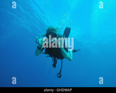 Ritratto di fiducioso scuba diver gesticolando okay underwater Foto Stock